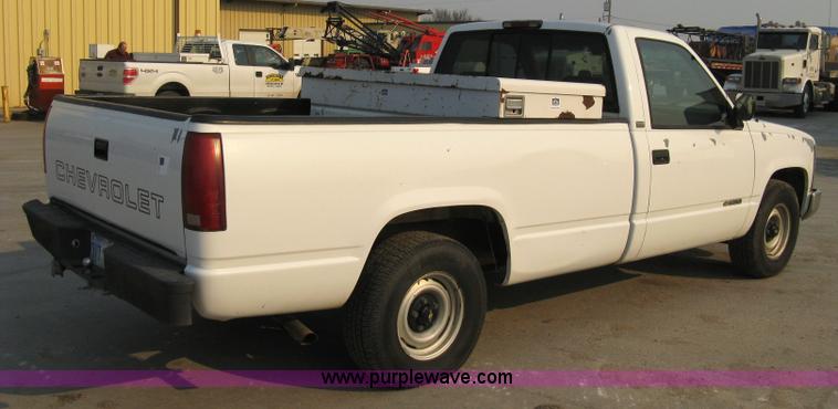 image for item 8102 1994 Chevrolet C1500 Cheyenne pickup truck