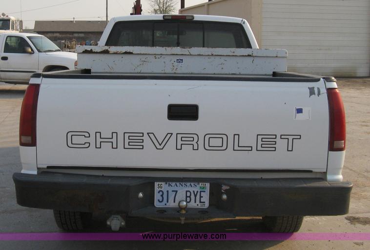 image for item 8102 1994 Chevrolet C1500 Cheyenne pickup truck