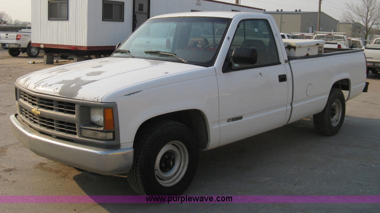image for item 8102 1994 Chevrolet C1500 Cheyenne pickup truck
