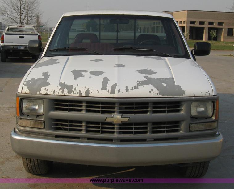 image for item 8102 1994 Chevrolet C1500 Cheyenne pickup truck