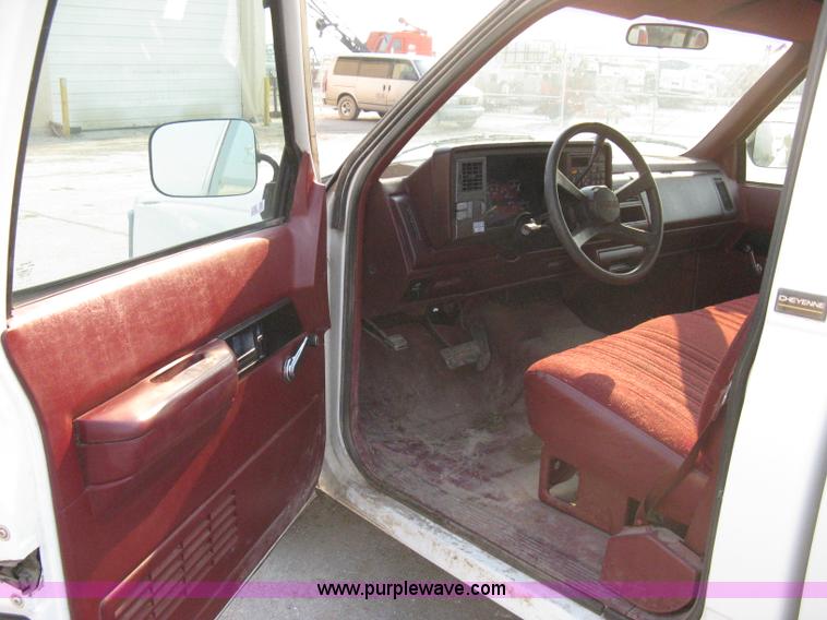 image for item 8102 1994 Chevrolet C1500 Cheyenne pickup truck