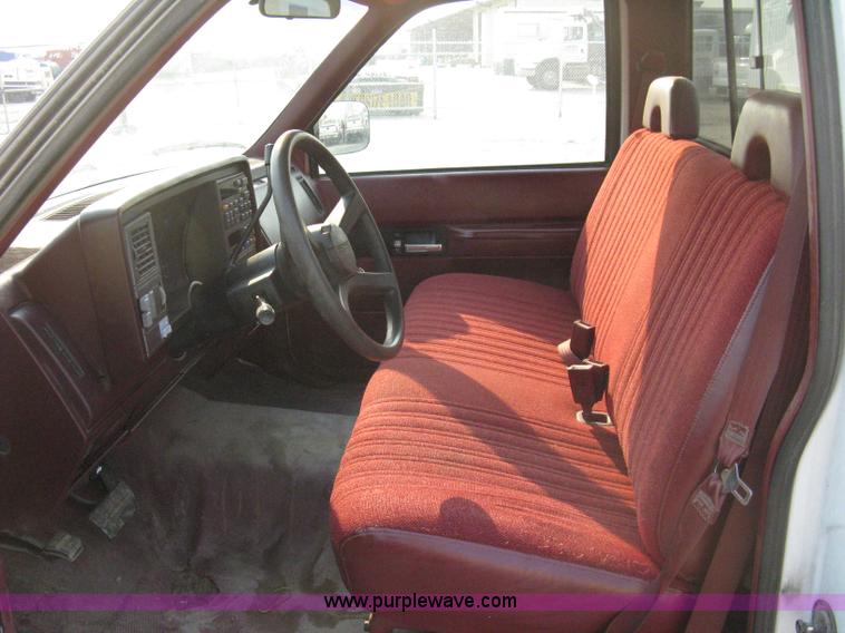 image for item 8102 1994 Chevrolet C1500 Cheyenne pickup truck