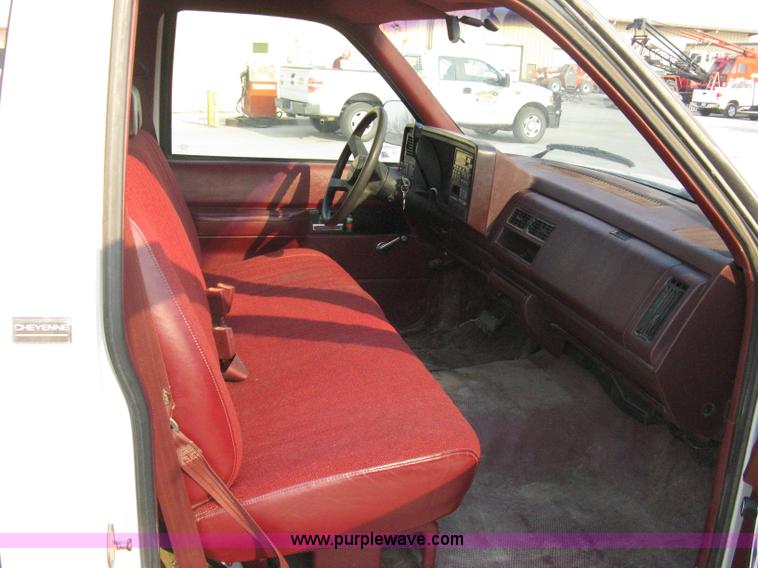 image for item 8102 1994 Chevrolet C1500 Cheyenne pickup truck