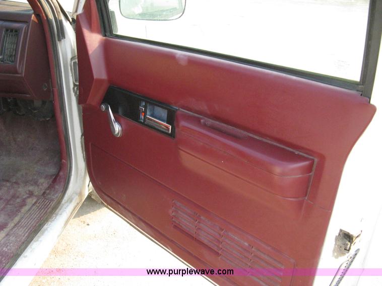 image for item 8102 1994 Chevrolet C1500 Cheyenne pickup truck