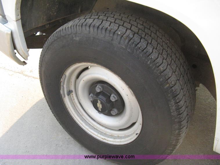 image for item 8102 1994 Chevrolet C1500 Cheyenne pickup truck