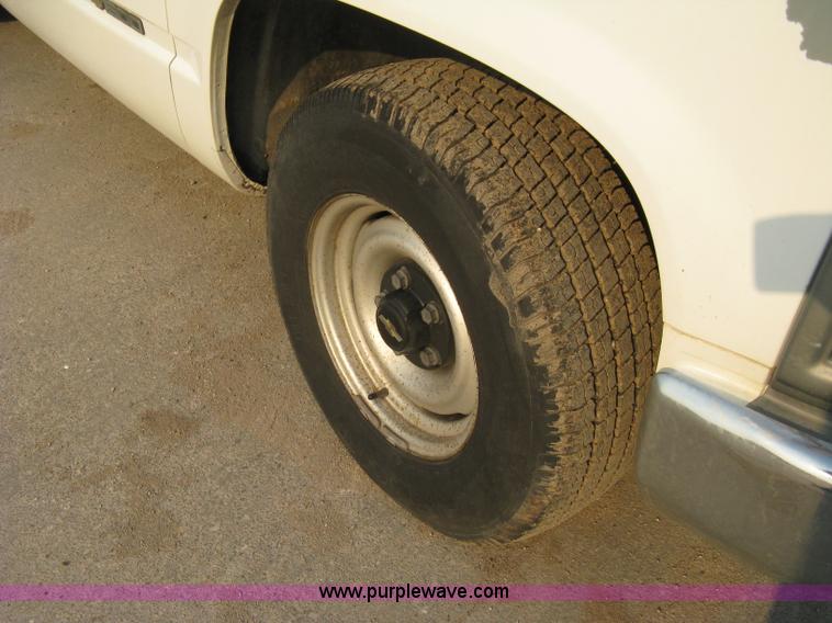 image for item 8102 1994 Chevrolet C1500 Cheyenne pickup truck