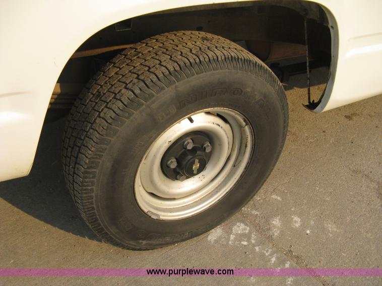 image for item 8102 1994 Chevrolet C1500 Cheyenne pickup truck