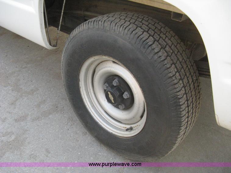 image for item 8102 1994 Chevrolet C1500 Cheyenne pickup truck