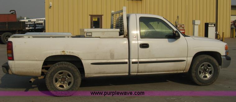 image for item 8103 2002 GMC Sierra C1500 SL pickup truck