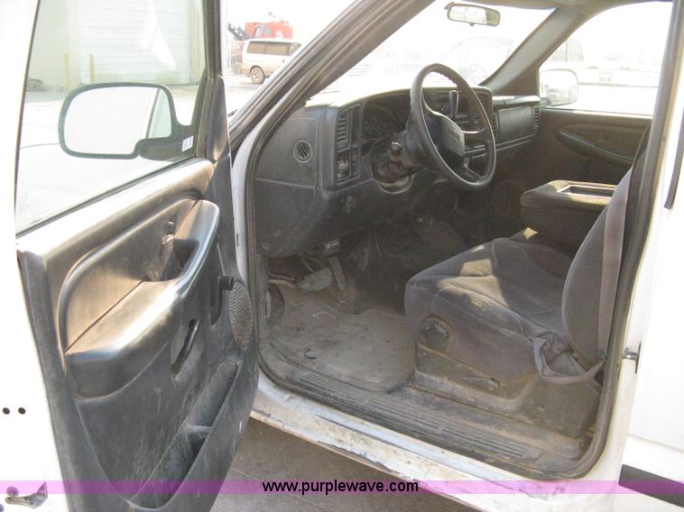 image for item 8103 2002 GMC Sierra C1500 SL pickup truck