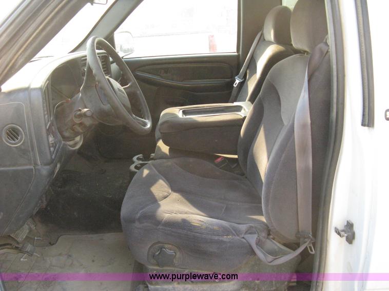 image for item 8103 2002 GMC Sierra C1500 SL pickup truck