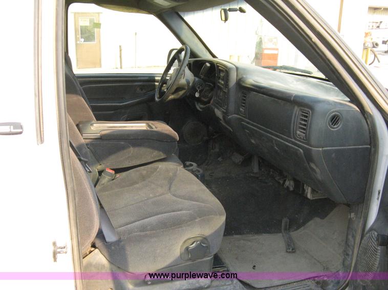 image for item 8103 2002 GMC Sierra C1500 SL pickup truck