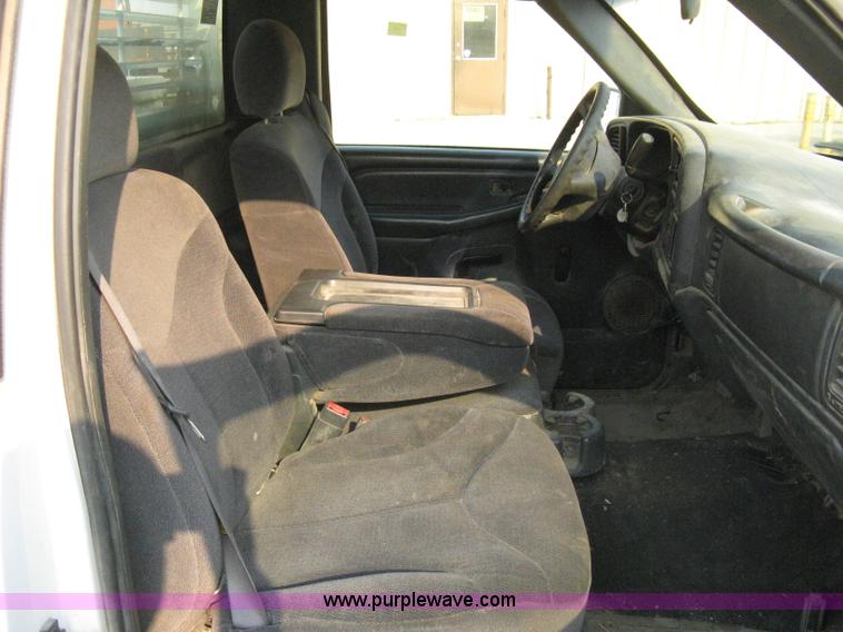 image for item 8103 2002 GMC Sierra C1500 SL pickup truck