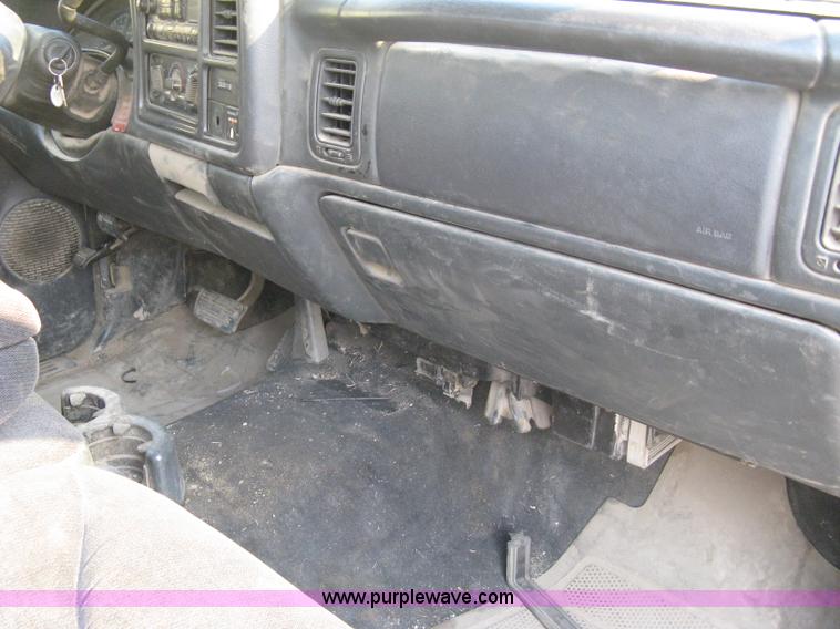 image for item 8103 2002 GMC Sierra C1500 SL pickup truck