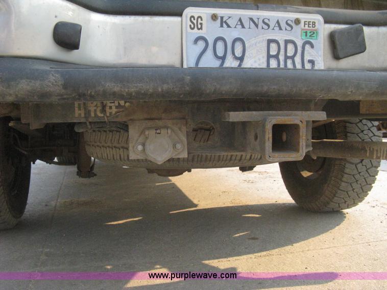 image for item 8103 2002 GMC Sierra C1500 SL pickup truck