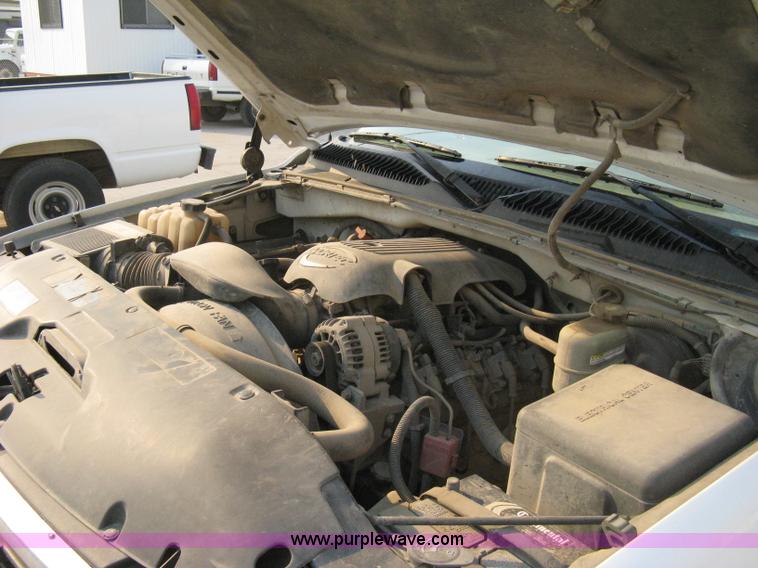 image for item 8103 2002 GMC Sierra C1500 SL pickup truck