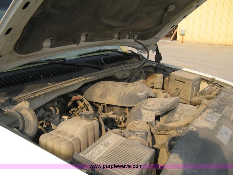 image for item 8103 2002 GMC Sierra C1500 SL pickup truck