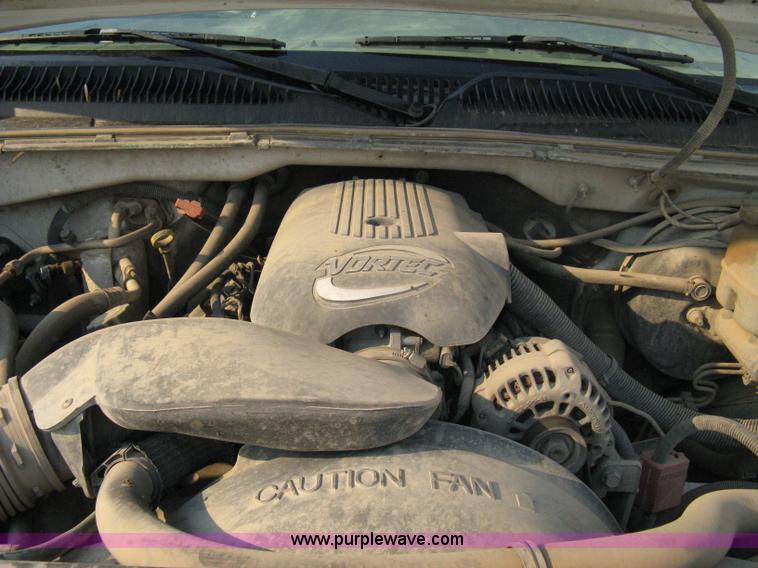 image for item 8103 2002 GMC Sierra C1500 SL pickup truck