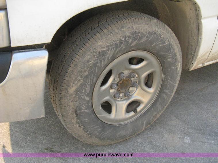 image for item 8103 2002 GMC Sierra C1500 SL pickup truck