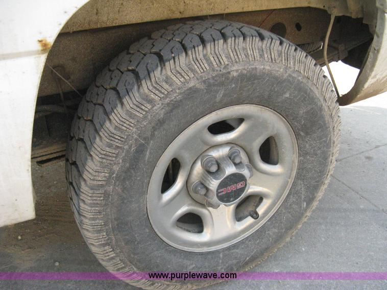 image for item 8103 2002 GMC Sierra C1500 SL pickup truck