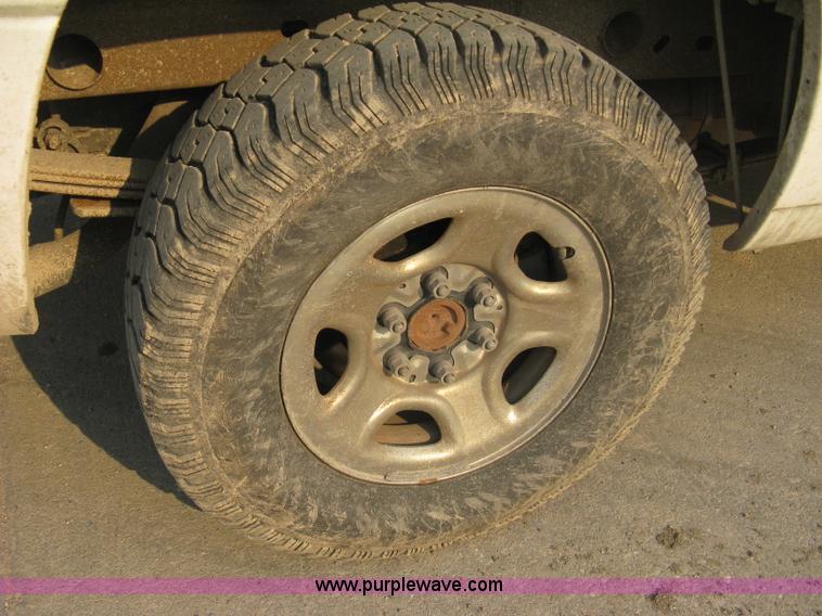 image for item 8103 2002 GMC Sierra C1500 SL pickup truck