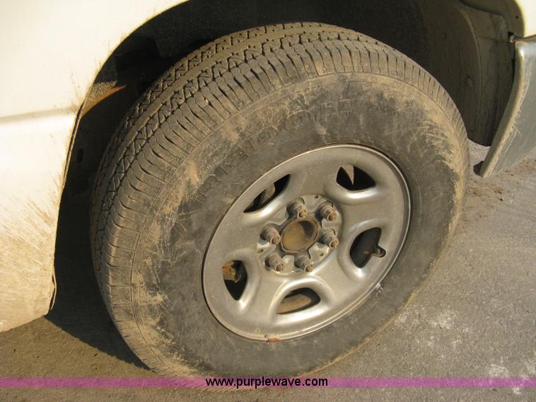 image for item 8103 2002 GMC Sierra C1500 SL pickup truck