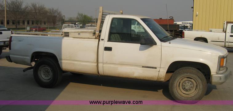 image for item 8104 1998 GMC Sierra C2500 SL pickup truck