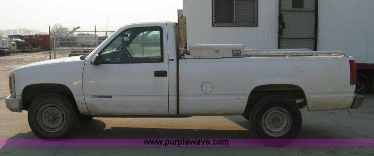 image for item 8104 1998 GMC Sierra C2500 SL pickup truck