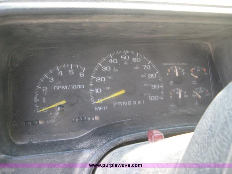 image for item 8104 1998 GMC Sierra C2500 SL pickup truck