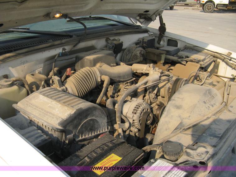 image for item 8104 1998 GMC Sierra C2500 SL pickup truck