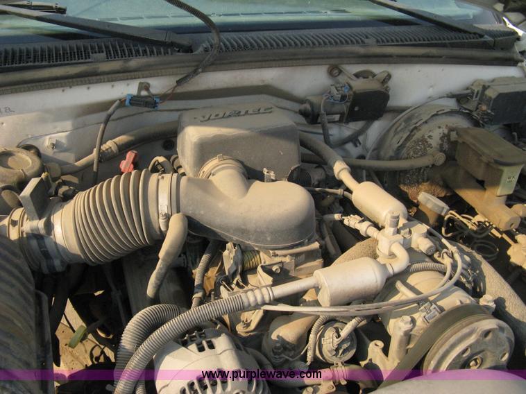 image for item 8104 1998 GMC Sierra C2500 SL pickup truck