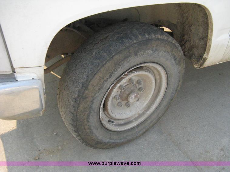 image for item 8104 1998 GMC Sierra C2500 SL pickup truck