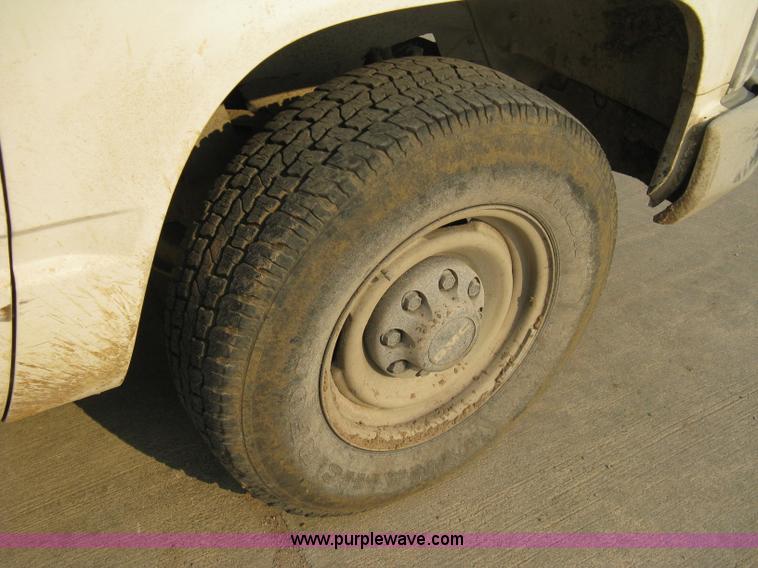 image for item 8104 1998 GMC Sierra C2500 SL pickup truck