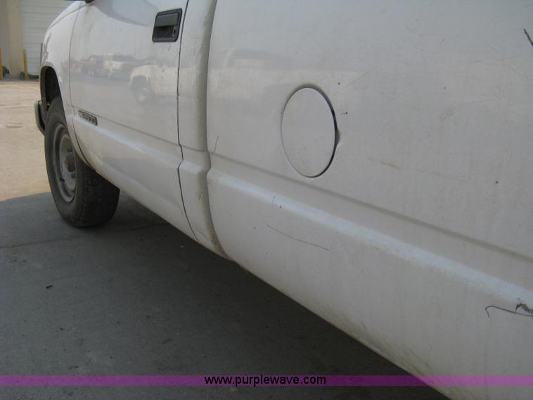 image for item 8104 1998 GMC Sierra C2500 SL pickup truck