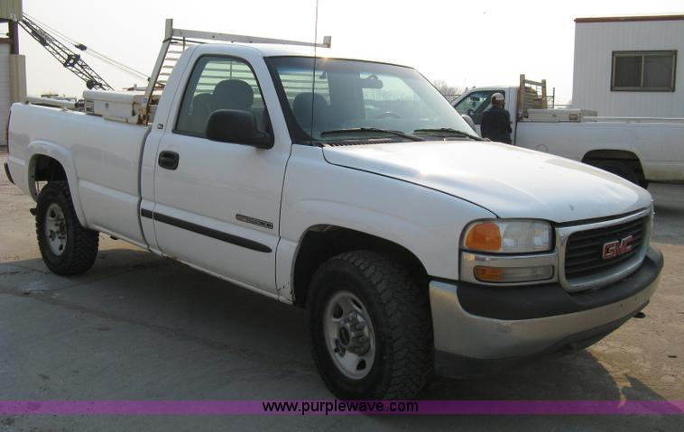 image for item 8105 2000 GMC Sierra C2500 SL pickup truck