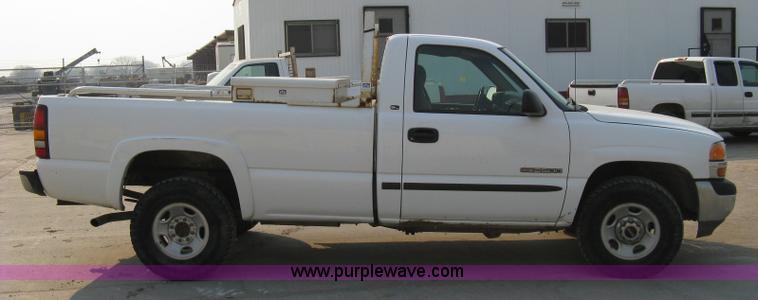 image for item 8105 2000 GMC Sierra C2500 SL pickup truck