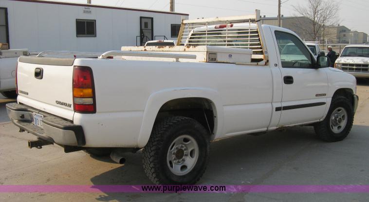 image for item 8105 2000 GMC Sierra C2500 SL pickup truck