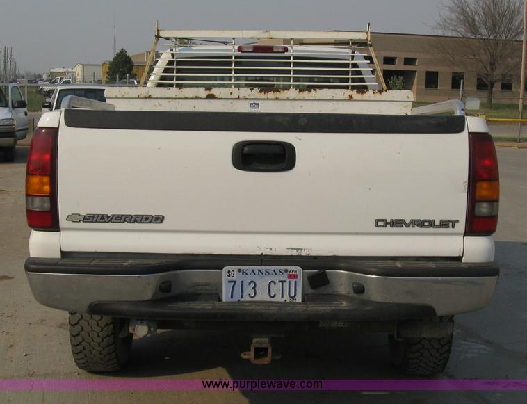 image for item 8105 2000 GMC Sierra C2500 SL pickup truck