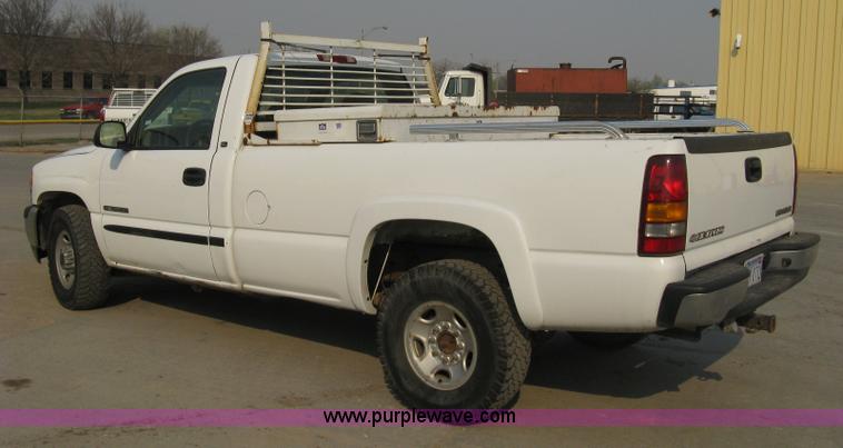 image for item 8105 2000 GMC Sierra C2500 SL pickup truck