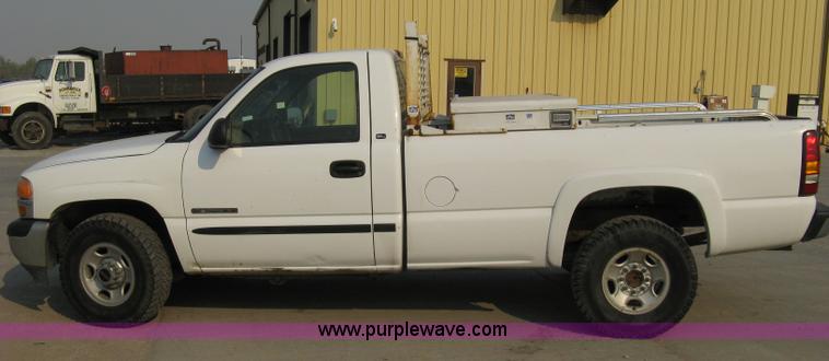 image for item 8105 2000 GMC Sierra C2500 SL pickup truck