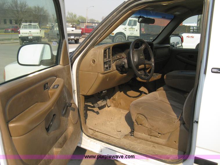 image for item 8105 2000 GMC Sierra C2500 SL pickup truck