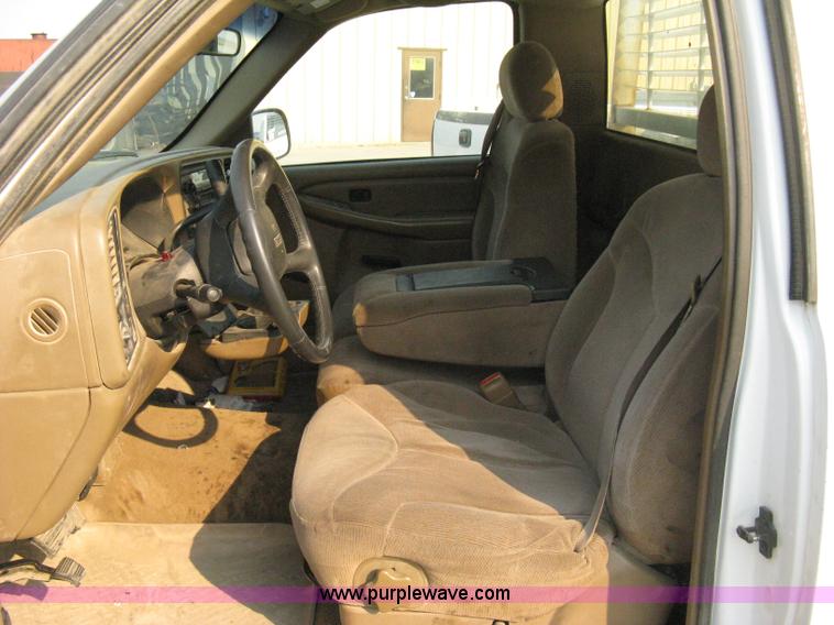 image for item 8105 2000 GMC Sierra C2500 SL pickup truck