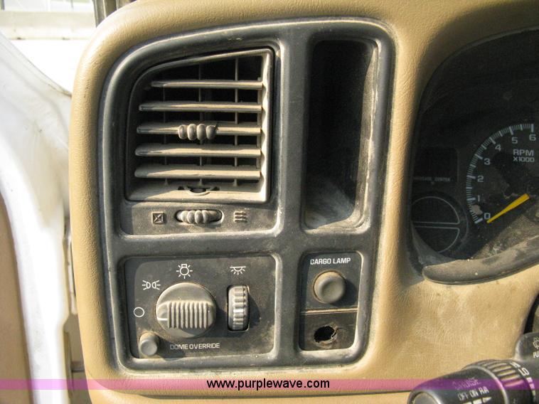 image for item 8105 2000 GMC Sierra C2500 SL pickup truck