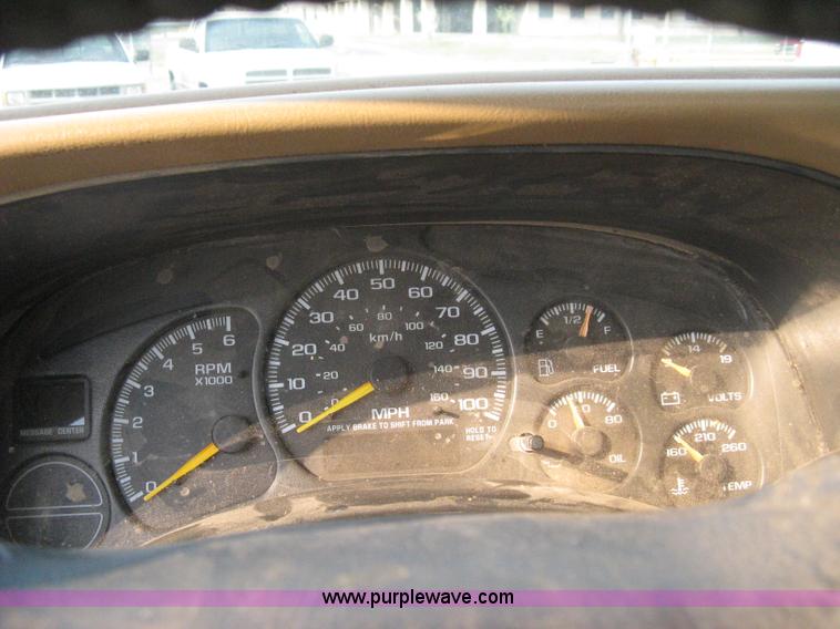 image for item 8105 2000 GMC Sierra C2500 SL pickup truck