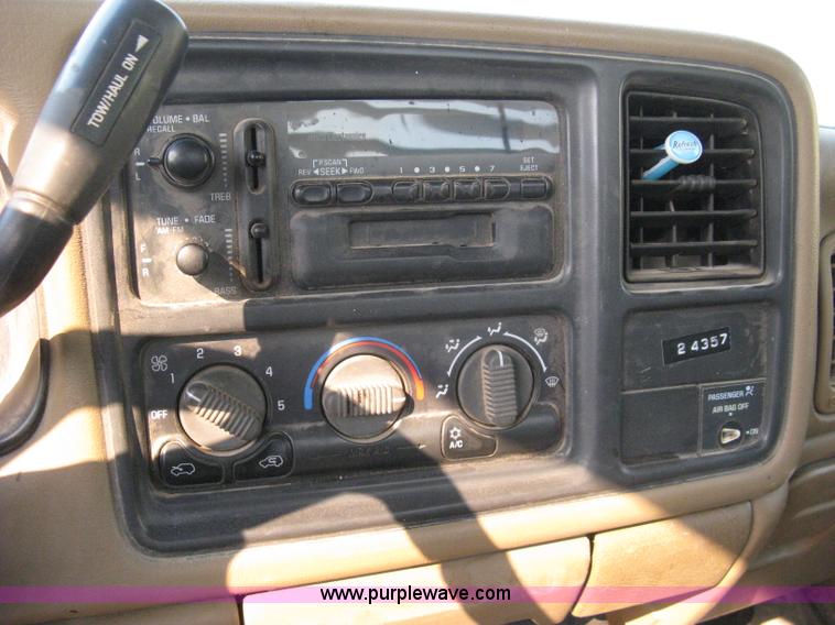 image for item 8105 2000 GMC Sierra C2500 SL pickup truck