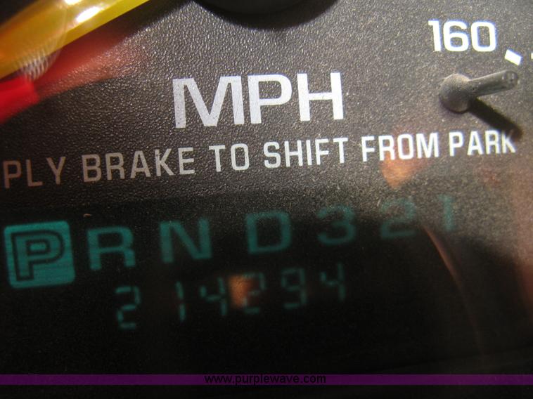 image for item 8105 2000 GMC Sierra C2500 SL pickup truck