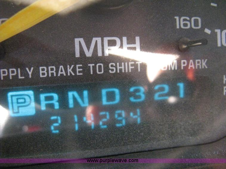 image for item 8105 2000 GMC Sierra C2500 SL pickup truck