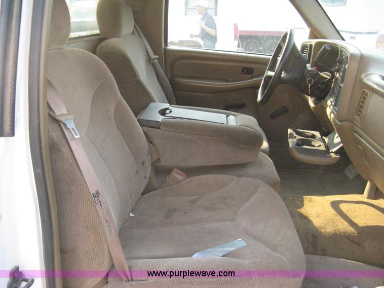 image for item 8105 2000 GMC Sierra C2500 SL pickup truck