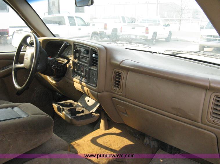 image for item 8105 2000 GMC Sierra C2500 SL pickup truck