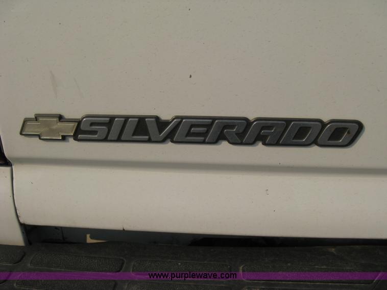 image for item 8105 2000 GMC Sierra C2500 SL pickup truck
